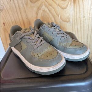 Nike Kids' Force 1 Low V8 Easy on Khaki and Gray Sneakers